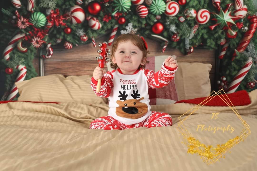 Kate クリスマス あめ ベッドヘッド 背景 Designed by Mandy Ringe Photography