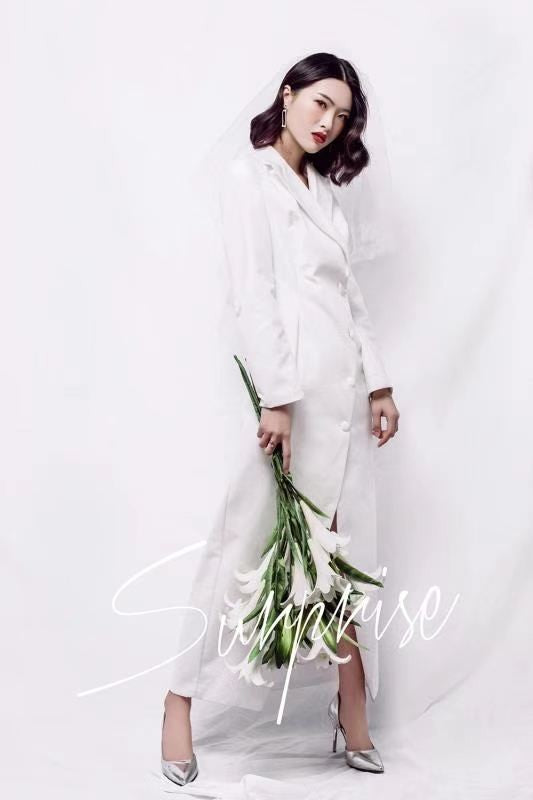 Kate 白い布の背景のポートレート写真
