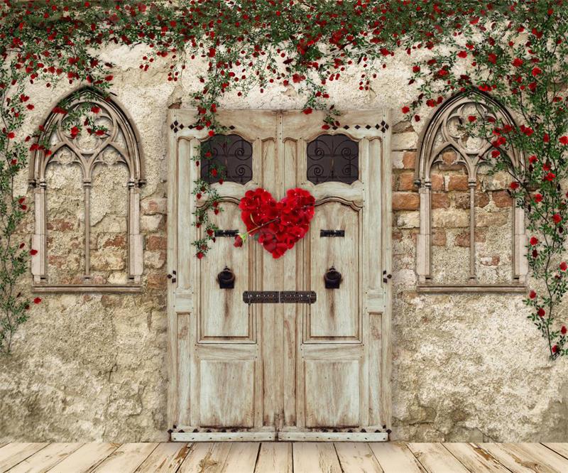Kateバレンタインデーの背景レンガの壁写真撮影のための木製のドアの家