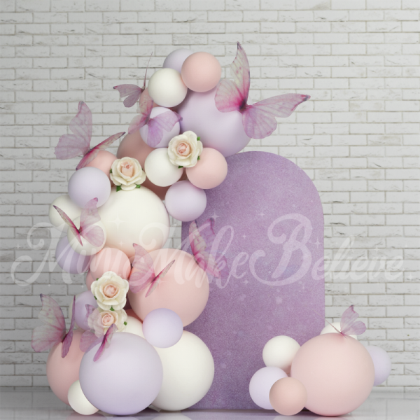 Kateピンクの蝶のアーチの背景白いレンガの壁の誕生日Mini MakeBelieve設計