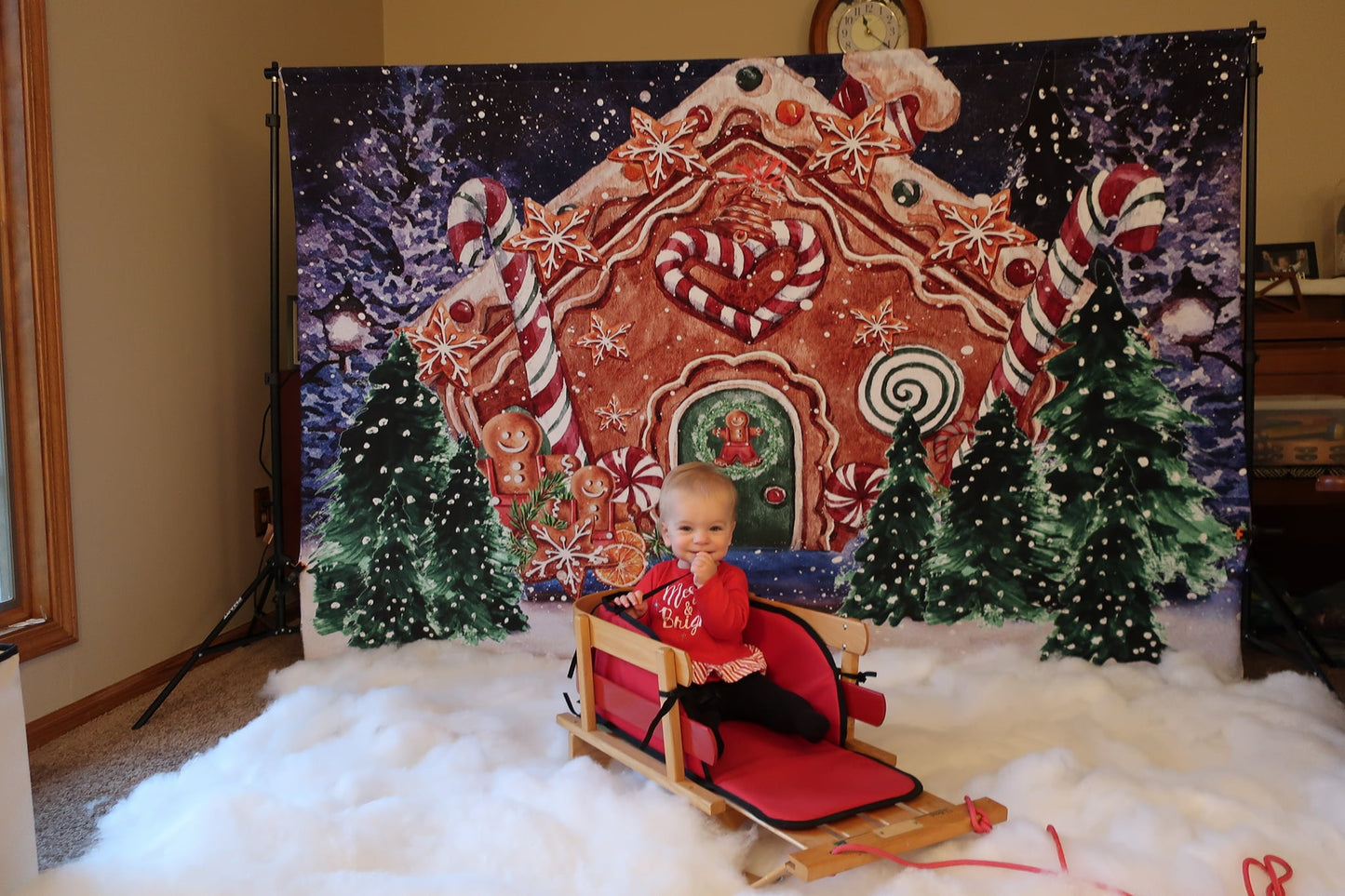 Kate ジンジャーブレッドハウスの外のクリスマスの背景