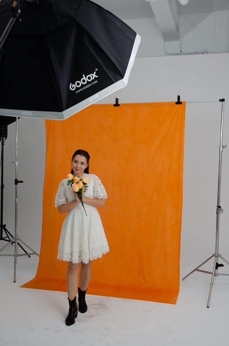Kate ソリッドオレンジクロス背景ポートレート写真