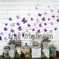 Kate 春の紫色の蝶の植物の白い壁の背景