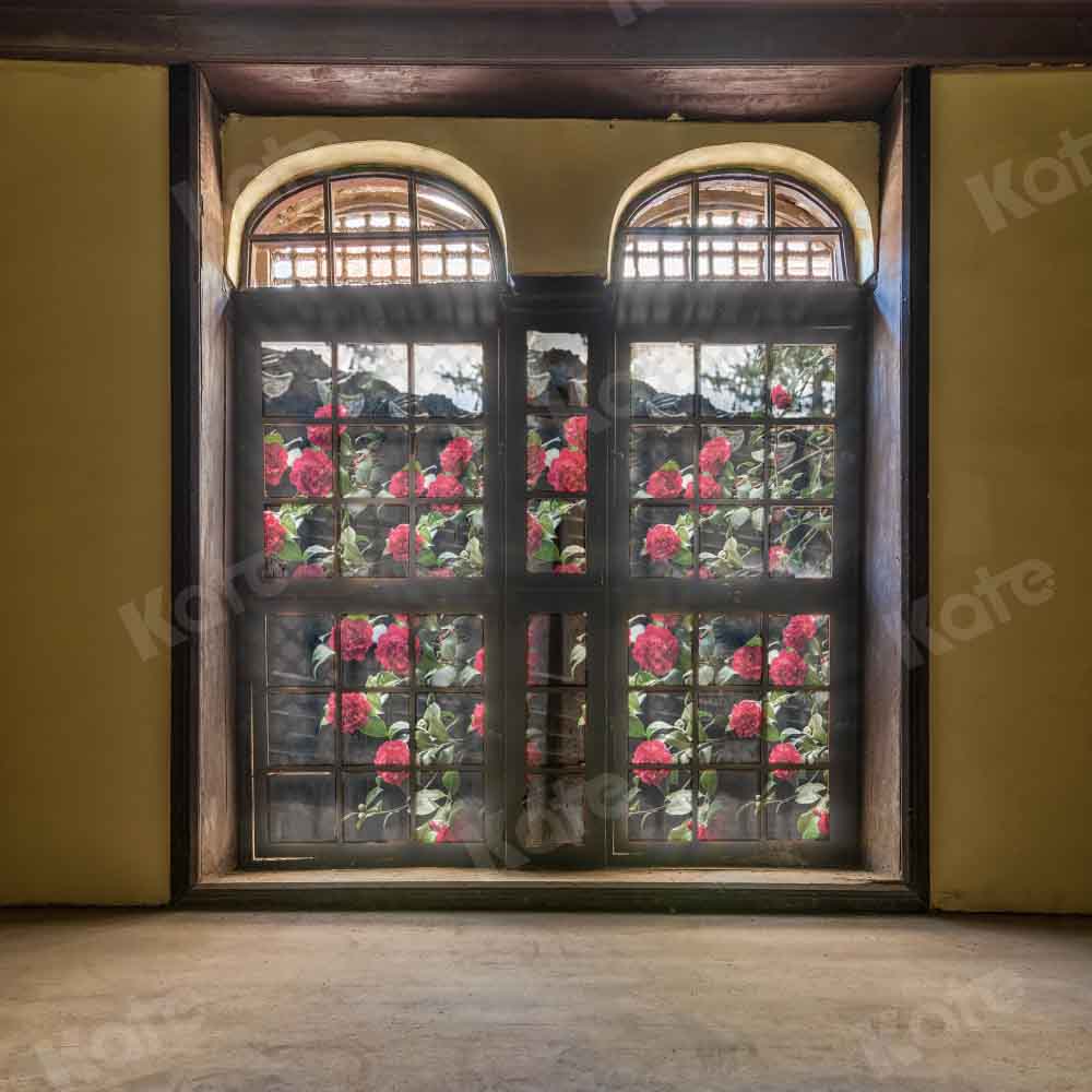 Kate窓の背景のヴィンテージの外の花Chain Photography