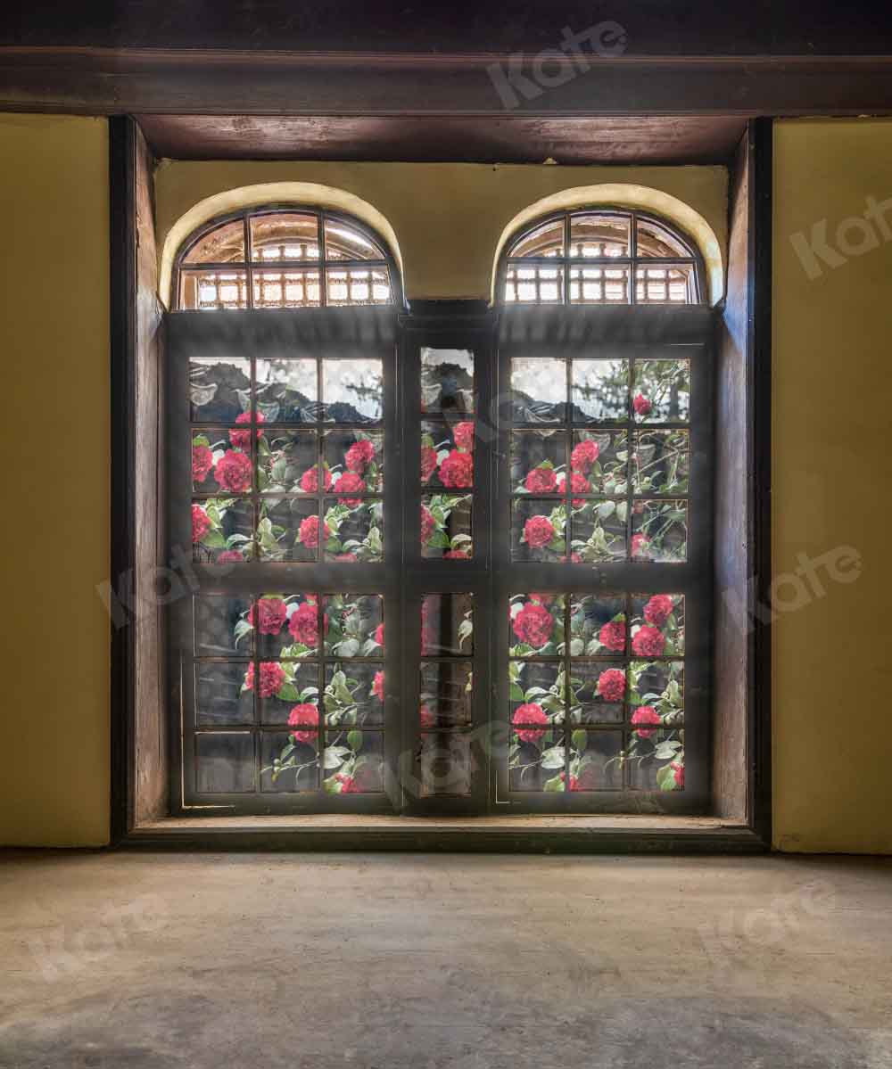 Kate窓の背景のヴィンテージの外の花Chain Photography