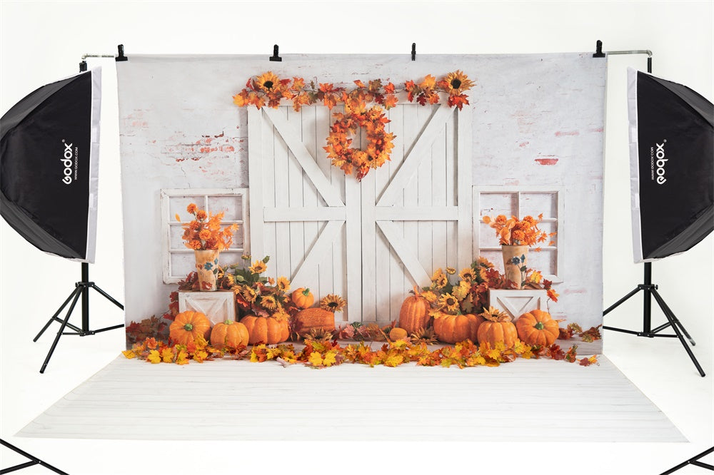 kate秋のカボチャの背景白い納屋のドア落ち葉写真家Emetselch