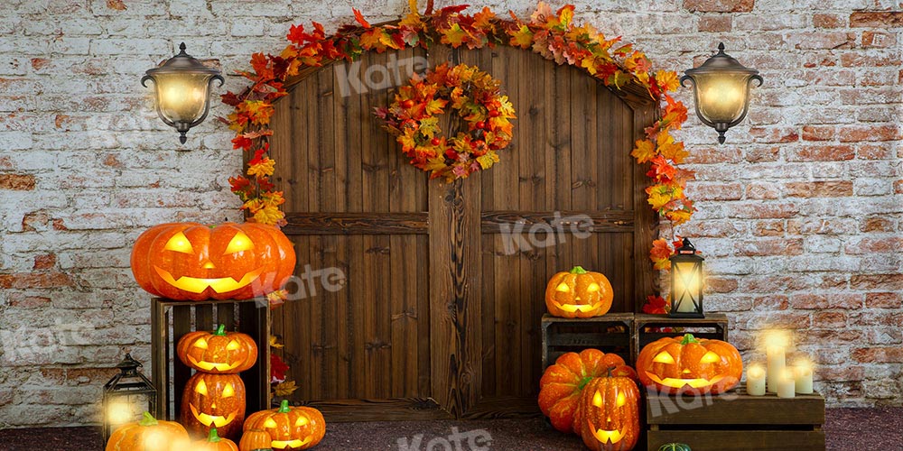 Kateハロウィーンの納屋のドアの背景はカボチャを残しますEmetselch 設計