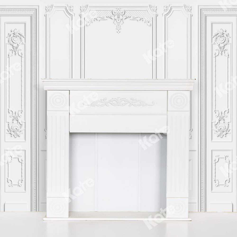 Kate白いヴィンテージ刻まれた壁の背景屋内暖炉Uta Mueller設計
