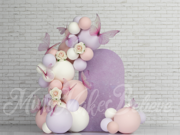 Kateピンクの蝶のアーチの背景白いレンガの壁の誕生日Mini MakeBelieve設計
