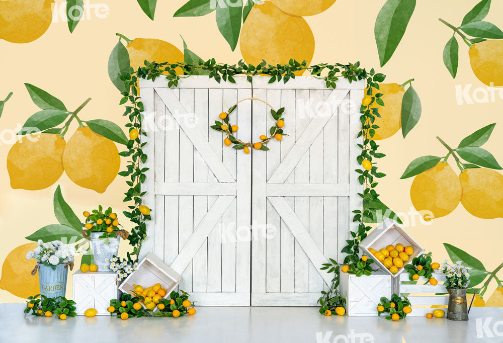 Kate夏のレモンの背景白い納屋のドアUta Mueller設計