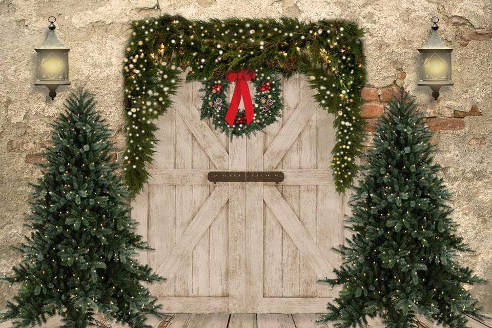Kate クリスマスの背景レンガの壁のドアとクリスマスツリー