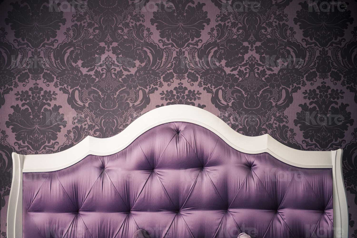 Kate ダークパターンの印刷された背景を持つ紫色のベッド房状ヘッドボード