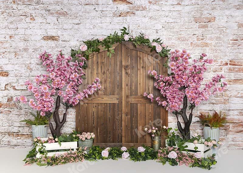 Kate春の桃の花の木製のドアのレンガの壁の背景Emetselch設計