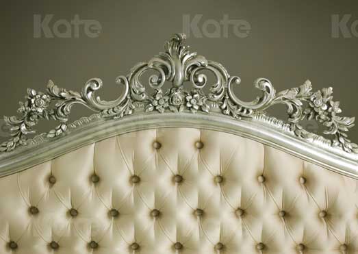 Kate 写真撮影のための銀の脚の背景を持つ豪華なクリーム色のヘッドボード