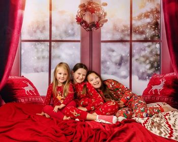 Kate クリスマスウィンドウの赤いカーテンの背景
