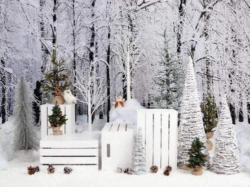 Kate装飾の背景とクリスマスの雪に覆われた松の木背景