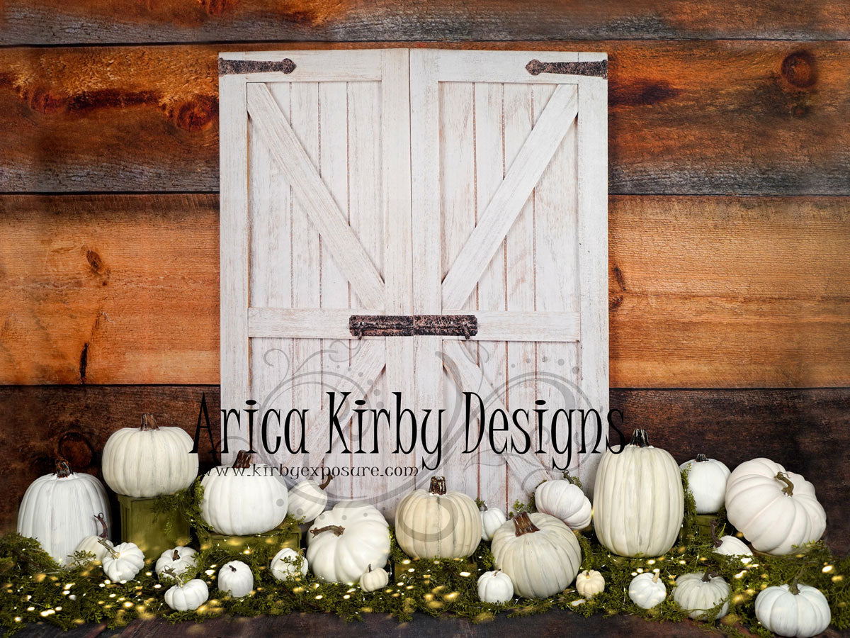 Kate 秋の白いカボチャの納屋のドアの背景によって設計された Arica Kirby
