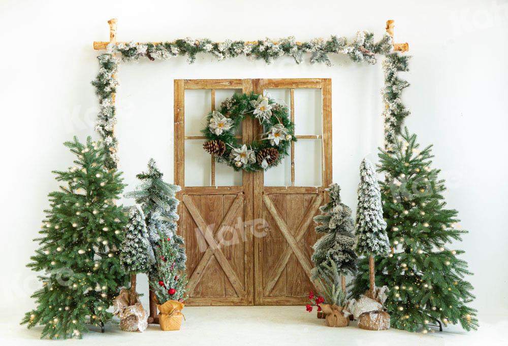 Emetselchによって設計されたkateつのクリスマスツリーの背景納屋のドアの木材