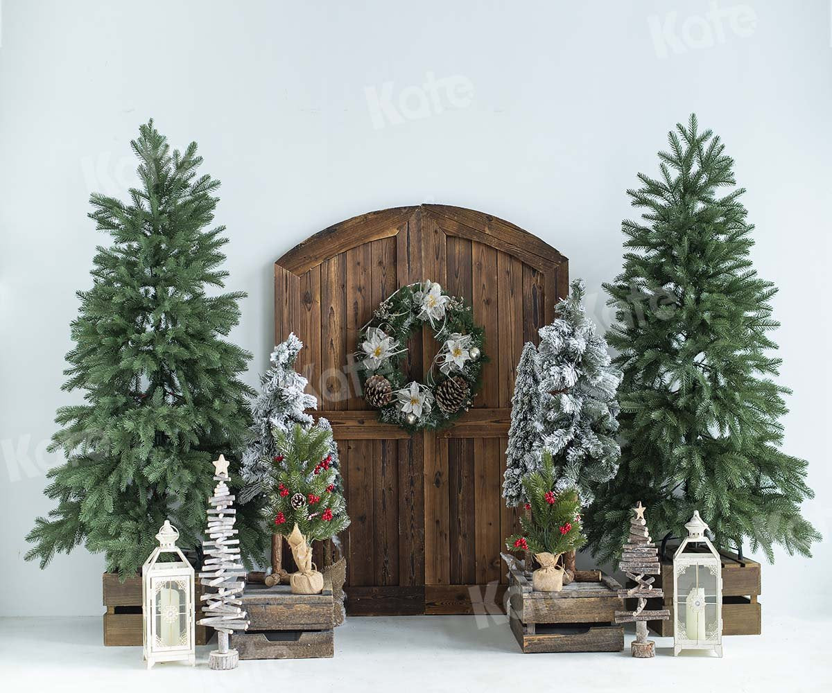 kateクリスマスツリーの納屋のドアの背景