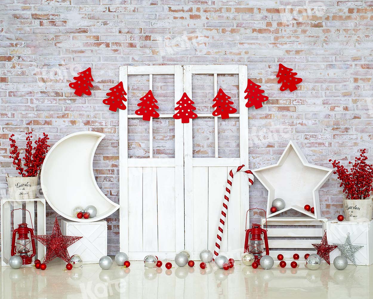 kateクリスマス赤い木の納屋のドア白いレンガの壁の背景