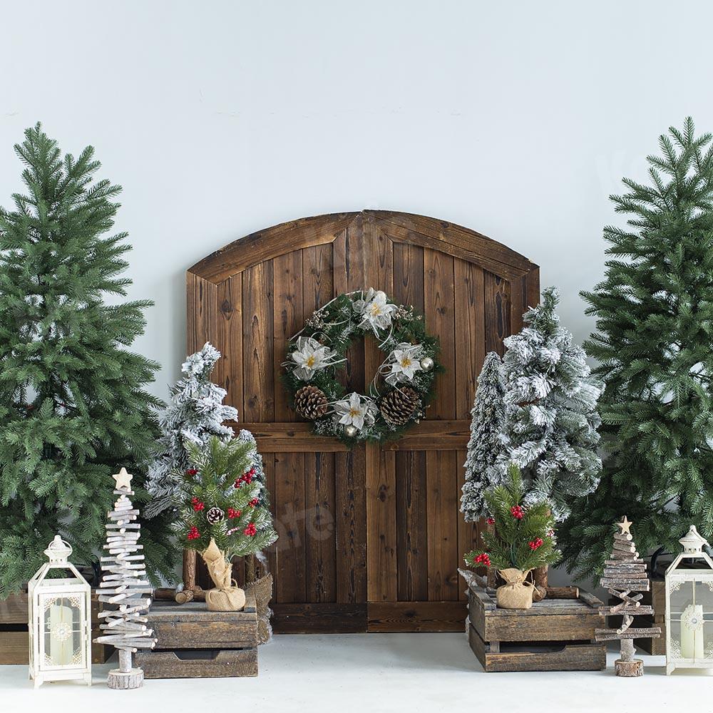 kateクリスマスツリーの納屋のドアの背景