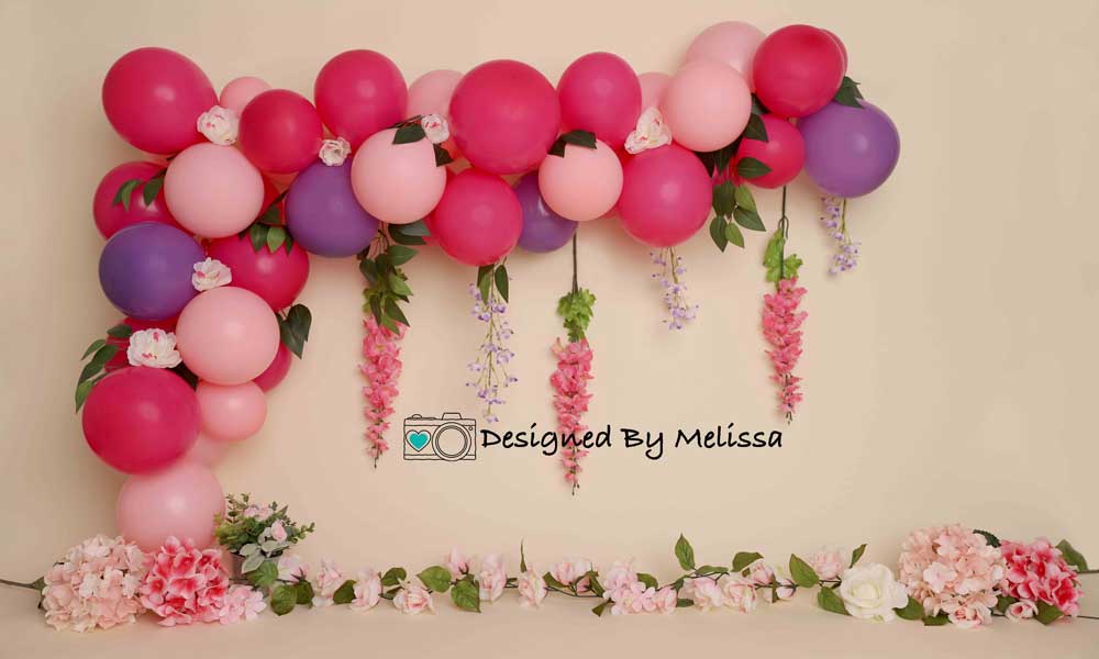 メリッサキングによって設計された写真撮影のためのKateフラワーバルーン誕生日背景ピンクパープル