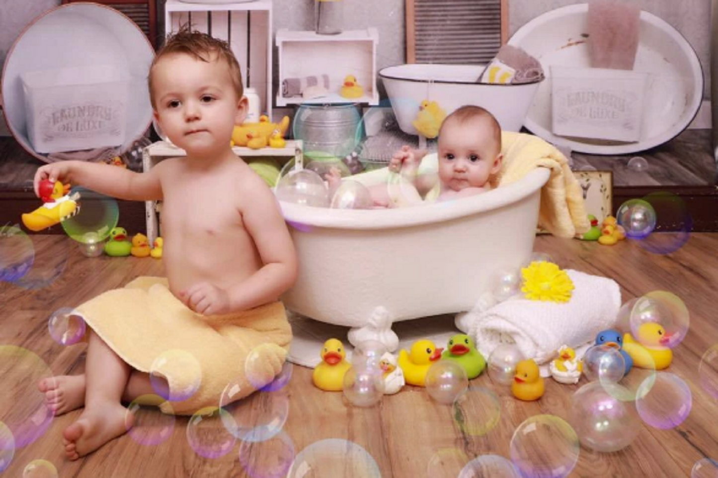 kate バスタイム赤ちゃんの背景夏のゴム製のアヒルと泡の写真