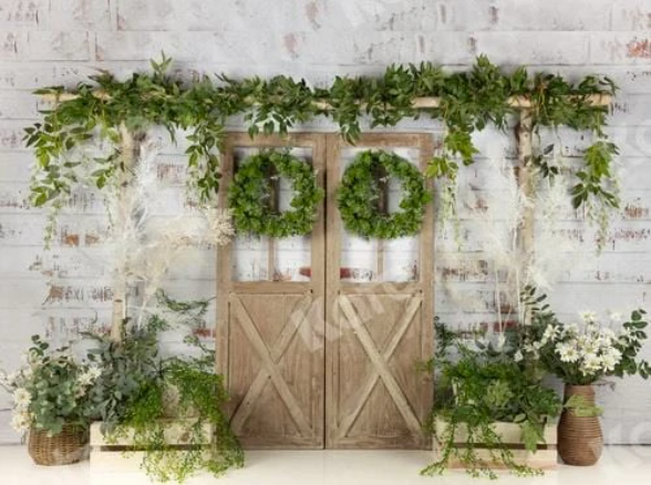 Kate 春の緑の植物の納屋のドアの背景
