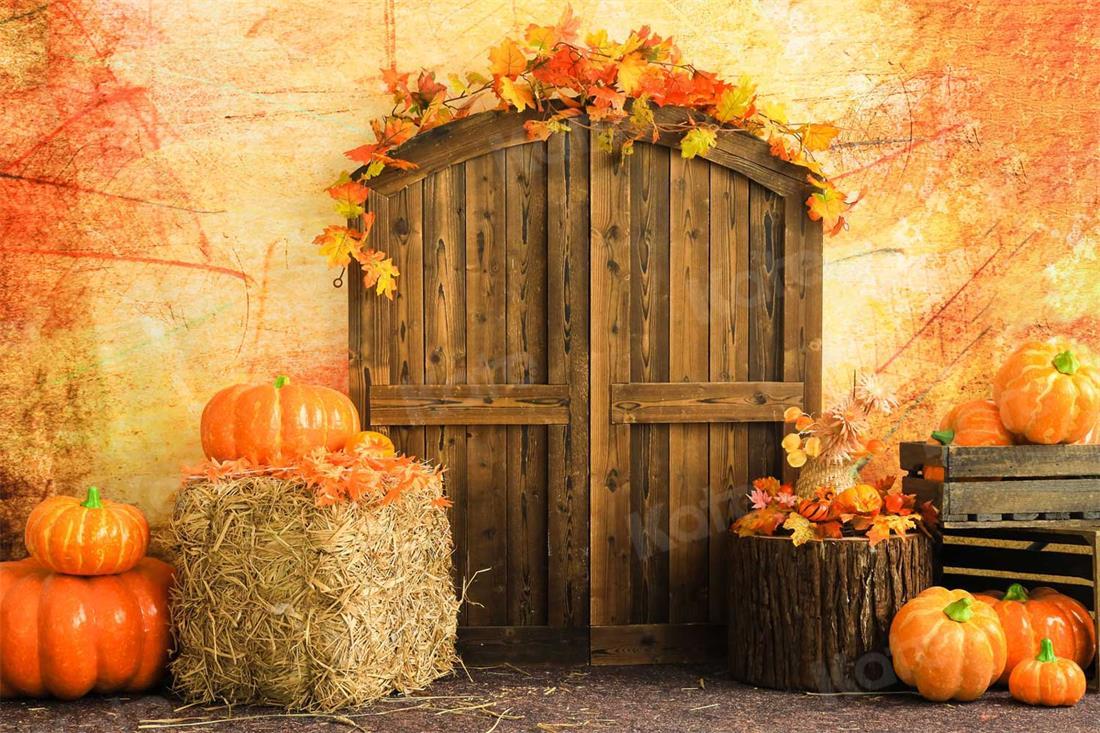 写真撮影のためのkateつの秋のカボチャの背景の納屋のドア