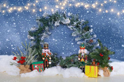 kateクリスマス冬の背景写真撮影のための雪の花輪のおもちゃの兵士