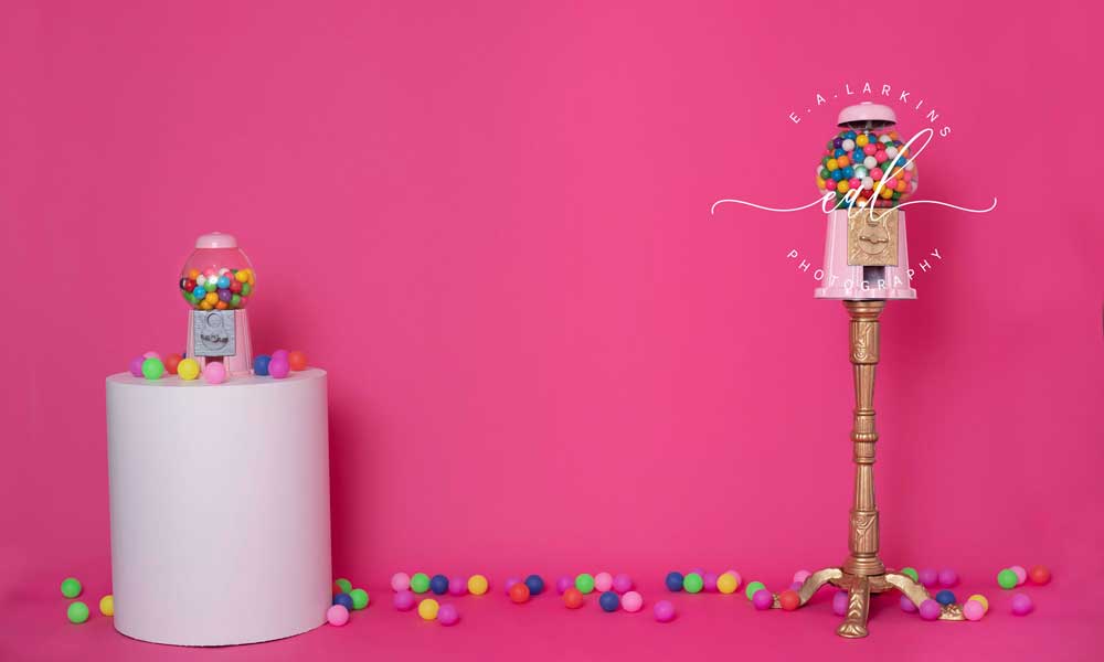 kateケーキスマッシュパーティーの背景ピンクのガムボール写真撮影のための楽しい誕生日